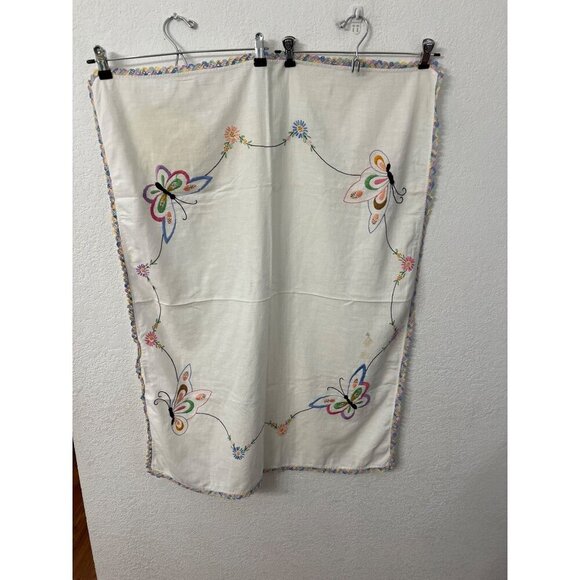 Crochet butterfly embroidered springtime butterfly lace edge tablecloth - Picture 1 of 7